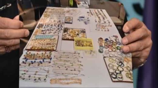 الشرطة الماليزية تكشف عن مصادرة المزيد من المجوهرات والحقائب الثمنية لرئيس الوزراء السابق