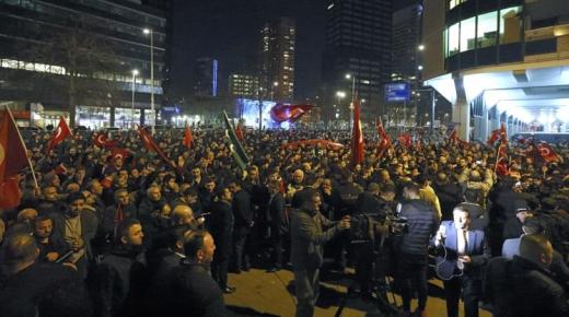 الشرطة الهولندية تفض تجعا للأتراك أمام قنصلية بلادهم بمدينة روتردام بالقوة