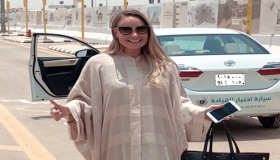 لورا ألهو أول إمرأة أجنبية مقيمة بالمملكة العربية السعودية تحصل على رخصة قيادة السيارات