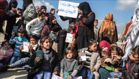 وقفة احتجاجية أمام معبر رفح الحدودي بين قطاع غزة ومصر للمطالبة بفتحه أمام العالقين الفلسطينيين