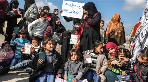 وقفة احتجاجية أمام معبر رفح الحدودي بين قطاع غزة ومصر للمطالبة بفتحه أمام العالقين الفلسطينيين