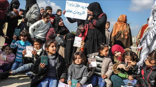 وقفة احتجاجية أمام معبر رفح الحدودي بين قطاع غزة ومصر للمطالبة بفتحه أمام العالقين الفلسطينيين