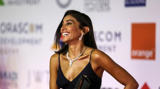 بالفيديو .. دينا الشربيني تستعرض لياقتها البدنية على البحر