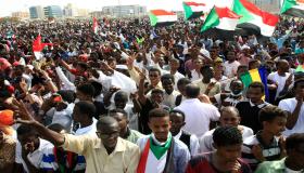مُطالبين بإنهاء الحكم العسكري وتسليم السلطة.. مئات الآلاف في شوارع السودان