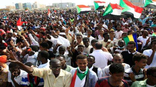 مُطالبين بإنهاء الحكم العسكري وتسليم السلطة.. مئات الآلاف في شوارع السودان