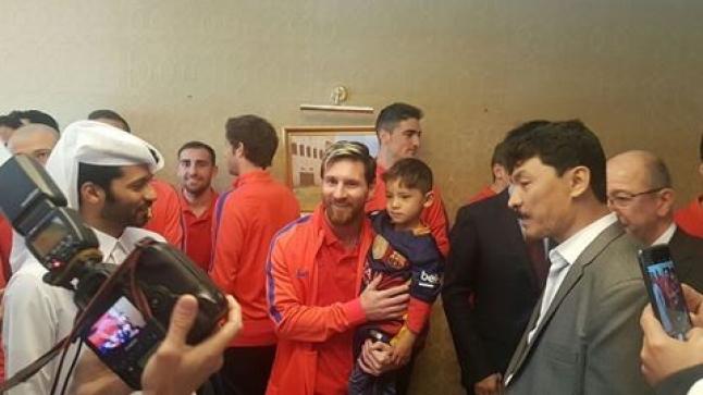 الطفل الأفغاني مرتضى يقابل ميسي أخيراً خلال مباراة الأهلي وبرشلونة