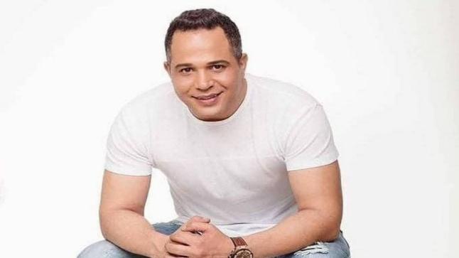 صورة.. مصطفى درويش يلتقي معلمته بعد 30 عامًا ويقبل يدها