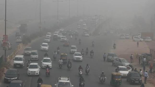 ضباب نيوديلهي يكسو سماء العاصمة للأسبوع الثاني على التوالي.. ومستوى التلوث يرتفع