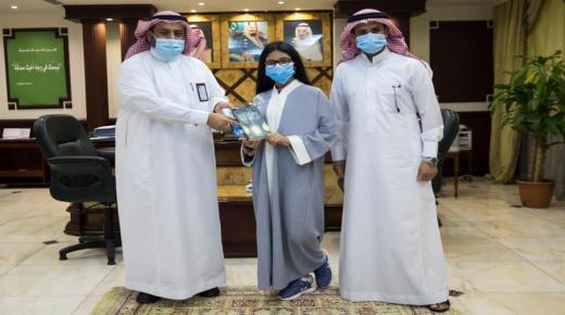 طالبة ابتدائية سعودية تدخل موسوعة جينيس كأصغر مؤلفة في العالم