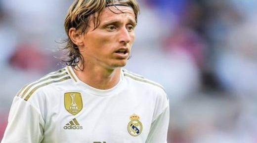 مودريتش يكشف موقفه من البقاء في ريال مدريد.. ويتحدث عن مدربيه الثلاثة بالنادي