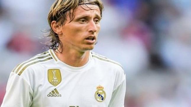 مودريتش يكشف موقفه من البقاء في ريال مدريد.. ويتحدث عن مدربيه الثلاثة بالنادي