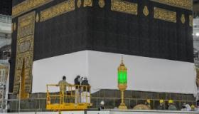 للمرة الأولى في التاريخ تضع السعودية حواجز حول الكعبة لمنع الحجاج من لمسها