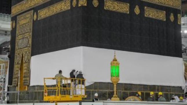 للمرة الأولى في التاريخ تضع السعودية حواجز حول الكعبة لمنع الحجاج من لمسها