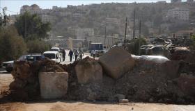 الاحتلال الإسرائيلي يغلق بلدة حزما الفلسطينية بالمكعبات الإسمنتية والسواتر الترابية