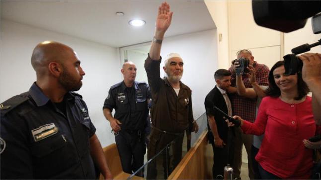 آلاف الفلسطينيين يحتشدون في بلدة كفر كنا ابتهاجا بالإفراج عن الشيخ رائد صلاح