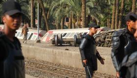 ثلاث جهات رسمية مصرية تجري تحقيقات في حادث انقلاب عربات قطار الصعيد