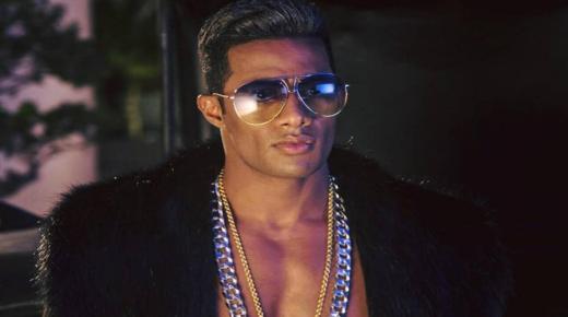 “روب أسود”.. هدية جديدة لمحمد رمضان في الإمارات