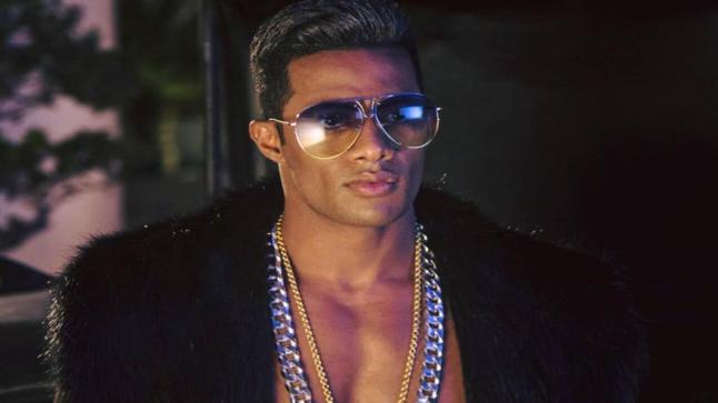 “روب أسود”.. هدية جديدة لمحمد رمضان في الإمارات