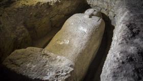 الكشف عن تابوت أثري ضخم في مدينة الإسكندرية شمال مصر عن طريق الصدفة