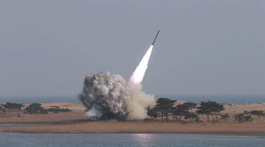 القوات السعودية تعترض صاروخ باليستي من طراز بدر 1 أطلقه الحوثيون فوق خميس مشيط