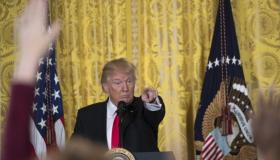 تواصل معركة الرئيس الأمريكي مع وسائل الإعلام بهجوم وانتقادات جديدة