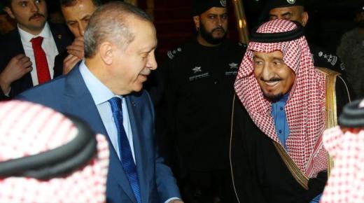 الملك سلمان يستقبل أردوغان لدى وصوله الرياض ضمن جولته بدول الخليج