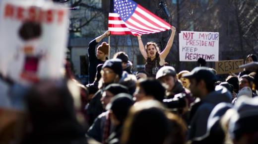 دعوات لإضراب عن العمل والدراسة احتجاجا على سياسة ترامب المناهضة للهجرة