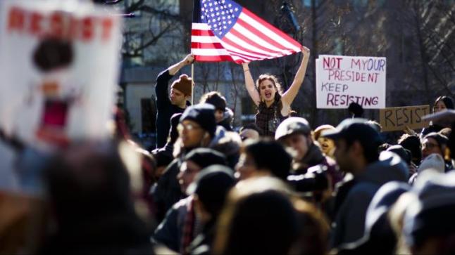 دعوات لإضراب عن العمل والدراسة احتجاجا على سياسة ترامب المناهضة للهجرة