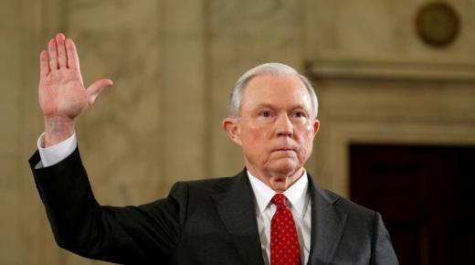 الإتصال مع مسؤولين روس قد تطيح بثاني رجل في إدارة الرئيس الأمريكي دونالد ترامب