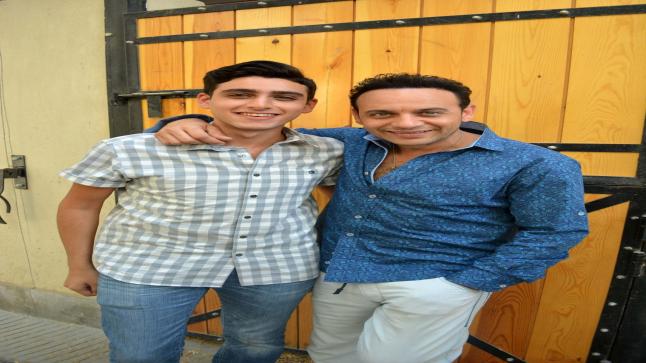 “محل بيتزا”.. مصطفى قمر يكشف سر تسمية ابنه