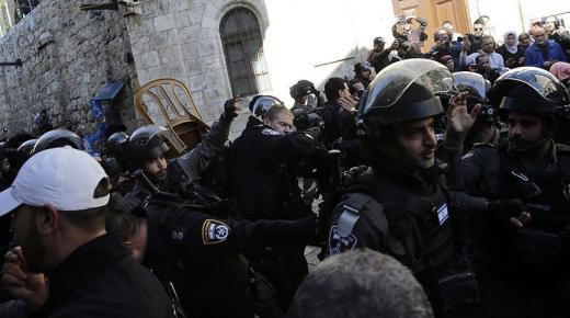 جنود الاحتلال الإسرائيلي تعتدي على شابة فلسطينية في منطقة باب العمود بالقدس الشرقية