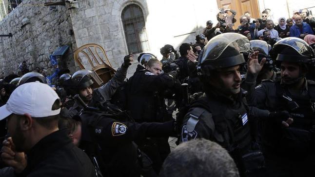 جنود الاحتلال الإسرائيلي تعتدي على شابة فلسطينية في منطقة باب العمود بالقدس الشرقية