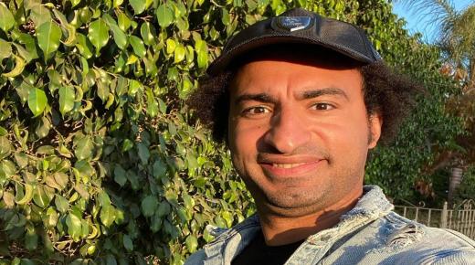 علي ربيع عن رعبه من كورونا: “كنت بلبس 3 كمامات وبرش كحول على المخدة”