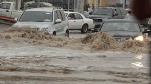 السعودية.. هطول أمطار غزيرة سالت إثرها الأودية