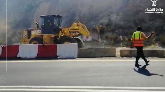 وزارة النقل تؤمن طريق أبها الطائف في عشر دقائق بسبب حريق تنومة