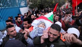 مئات الفلسطينيين يشيعون جثمان شاب فلسطيني استشهد اليوم السبت متأثرا بجراحه