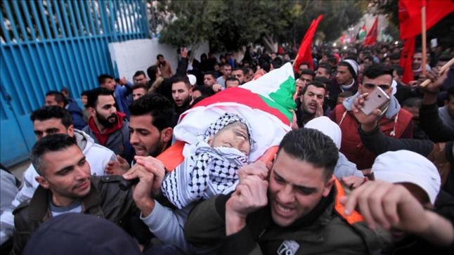 مئات الفلسطينيين يشيعون جثمان شاب فلسطيني استشهد اليوم السبت متأثرا بجراحه