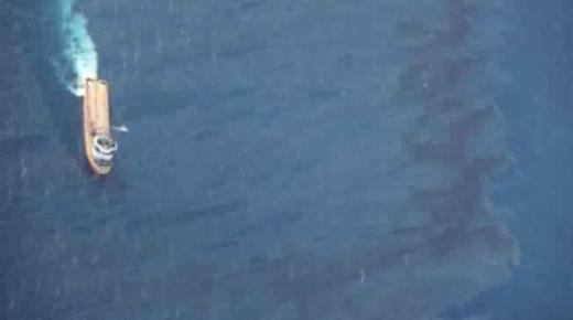 اتساع رقعة البقعة الزيتية الناتجة عن حادث تصادم ناقلة النفط الإيرانية قبالة السواحل الصينية