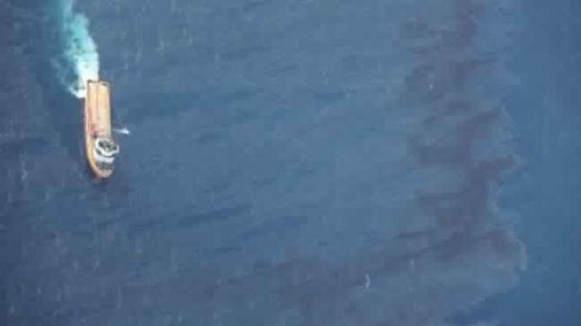 اتساع رقعة البقعة الزيتية الناتجة عن حادث تصادم ناقلة النفط الإيرانية قبالة السواحل الصينية