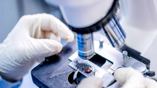 باحث مصري يساهم في تطوير تقنية لعلاج السرطان