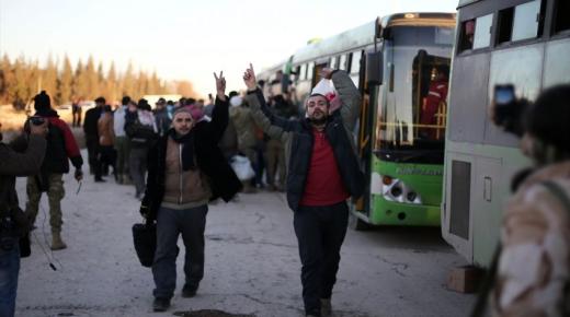 خروج أكثر من ألفي سوري من وادي بردى في إطار اتفاق الهدنة بين النظام السوري والمعارضة