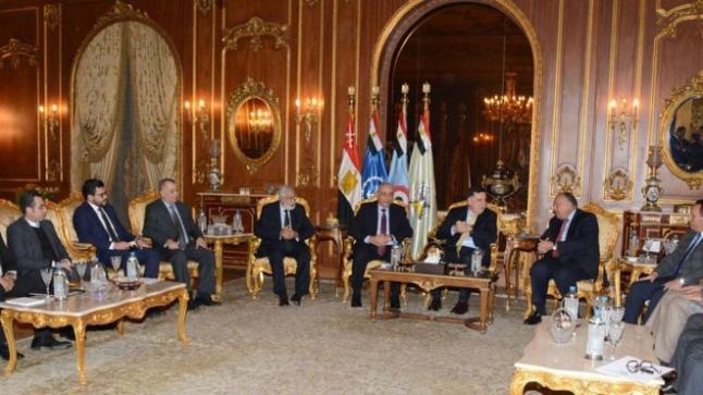 القاهرة تستضيف اجتماعات مثمرة لأطراف النزاع الليبي بحضور السراج وحفتر