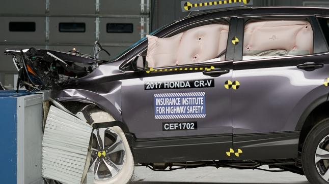 بالصور حصول هوندا CR-V 2017 على جائزة أفضل اختيار سلامة من IIHS
