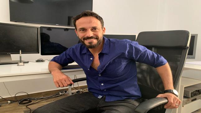 “انتِ أعلى منهم فوق”.. يوسف الشريف يغازل زوجته بكوبليه للهضبة