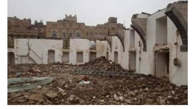 ميليشيا الحوثي الإرهابية تهدم مسجد بناه أحد الصحابة وتسوية الأرض