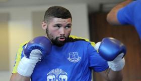 الملاكم الإنجليزي توني بيلو يحذر برشلونة بسبب كومان!