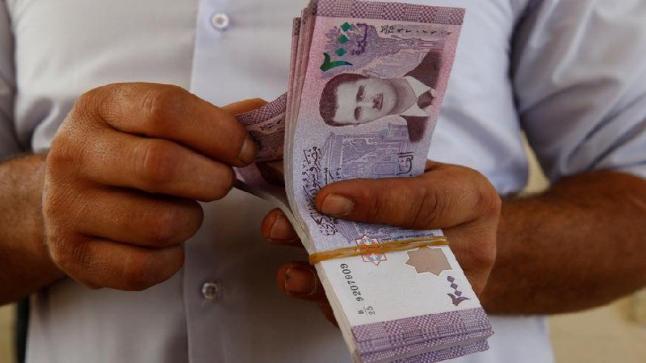 انخفاض تاريخي لليرة السورية أمام الدولار