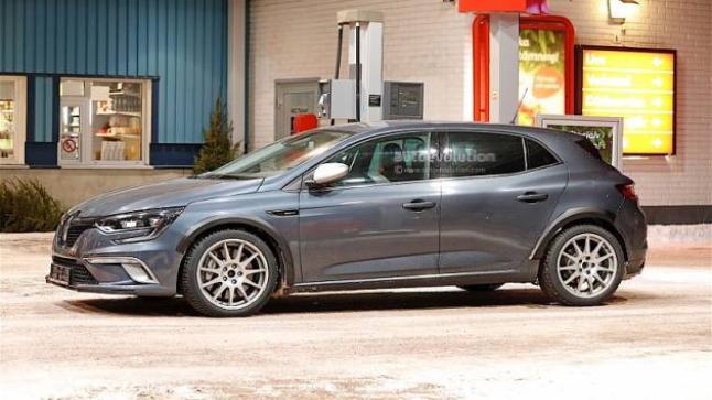 احدث الصور التجسسية للسيارة الفرنسية رينو ميجان RS 2018 والمعلومات الجديدة عن مميزاتها