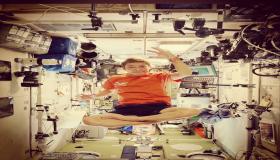 من داخل محطة الفضاء الدولية.. ملياردير ياباني يتجول في الفضاء بمدار كامل حول الأرض