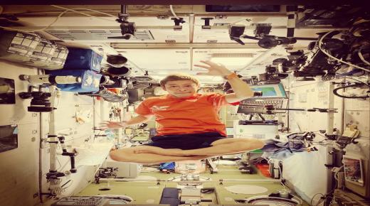 من داخل محطة الفضاء الدولية.. ملياردير ياباني يتجول في الفضاء بمدار كامل حول الأرض